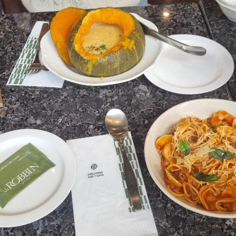 Dr robbin（둑터로빈）」の窓際の席でスパゲッティ・カルボナーラを食べる。