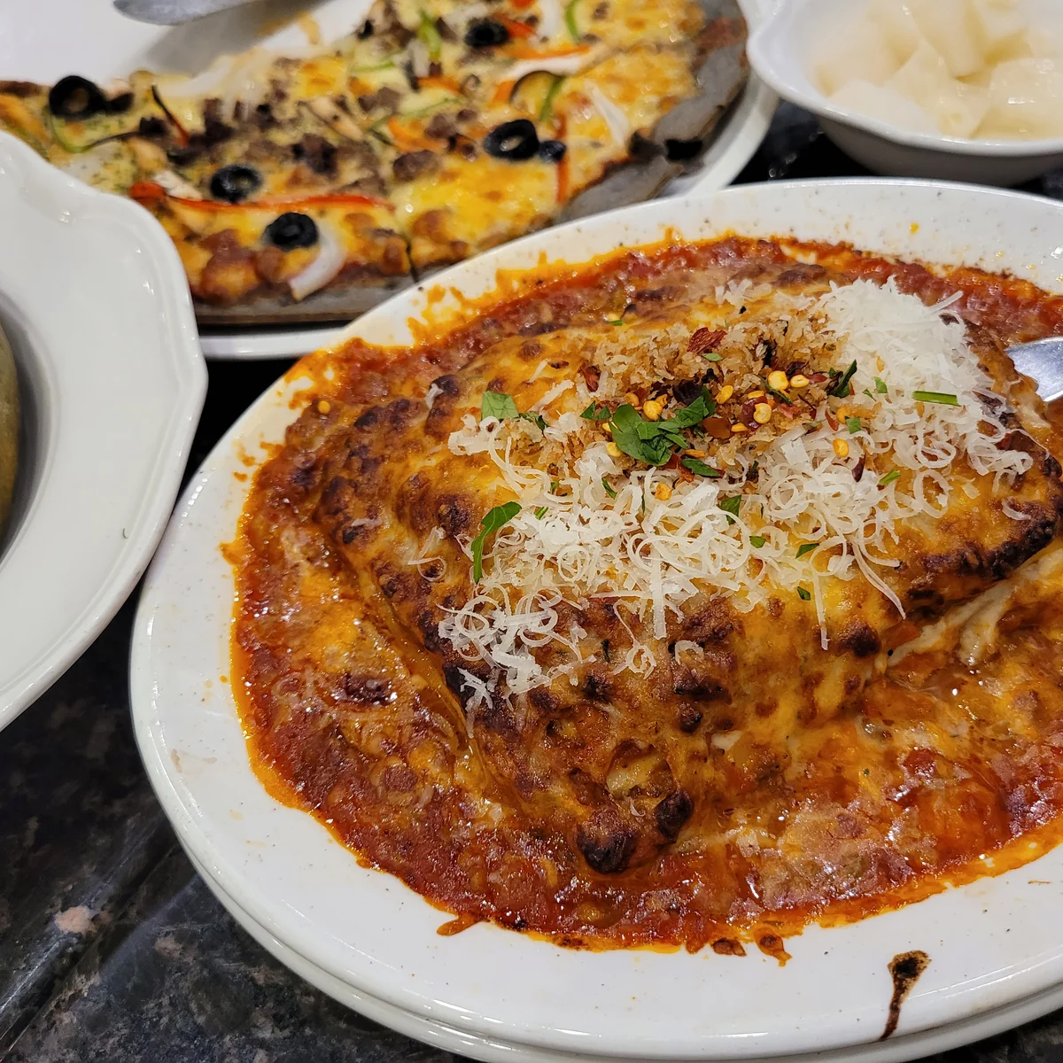 広々とした店内でラザニアを食べる「ドクター・ロビン（둑터로빈）」。