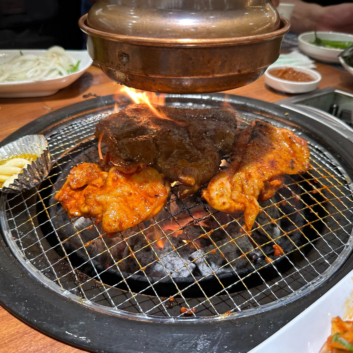 Gogi Sarang 餐厅的猪肉菜肴既经济又美味