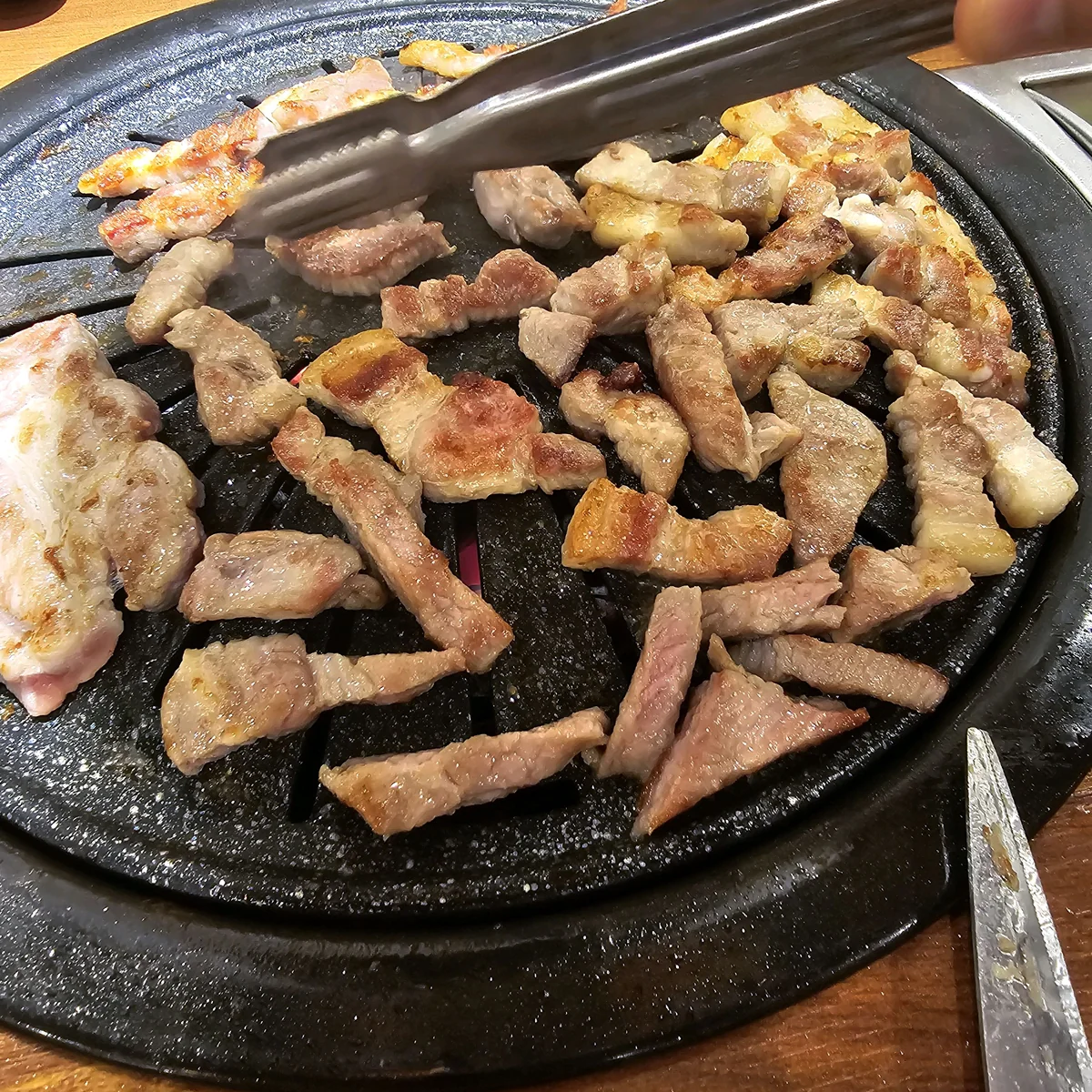 一家人在永登浦汝矣岛的 Gogi Sarang 餐厅用餐