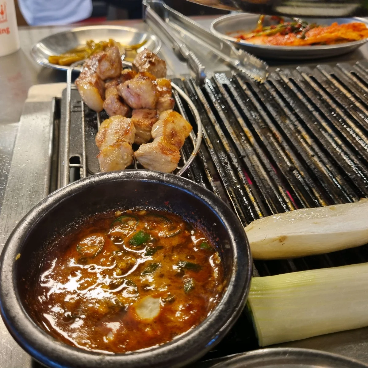 Friendly staff serving tasty meat at Mungteong