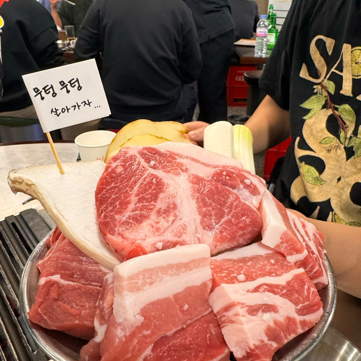 Grilling fresh pork in front of customer at Mungteong