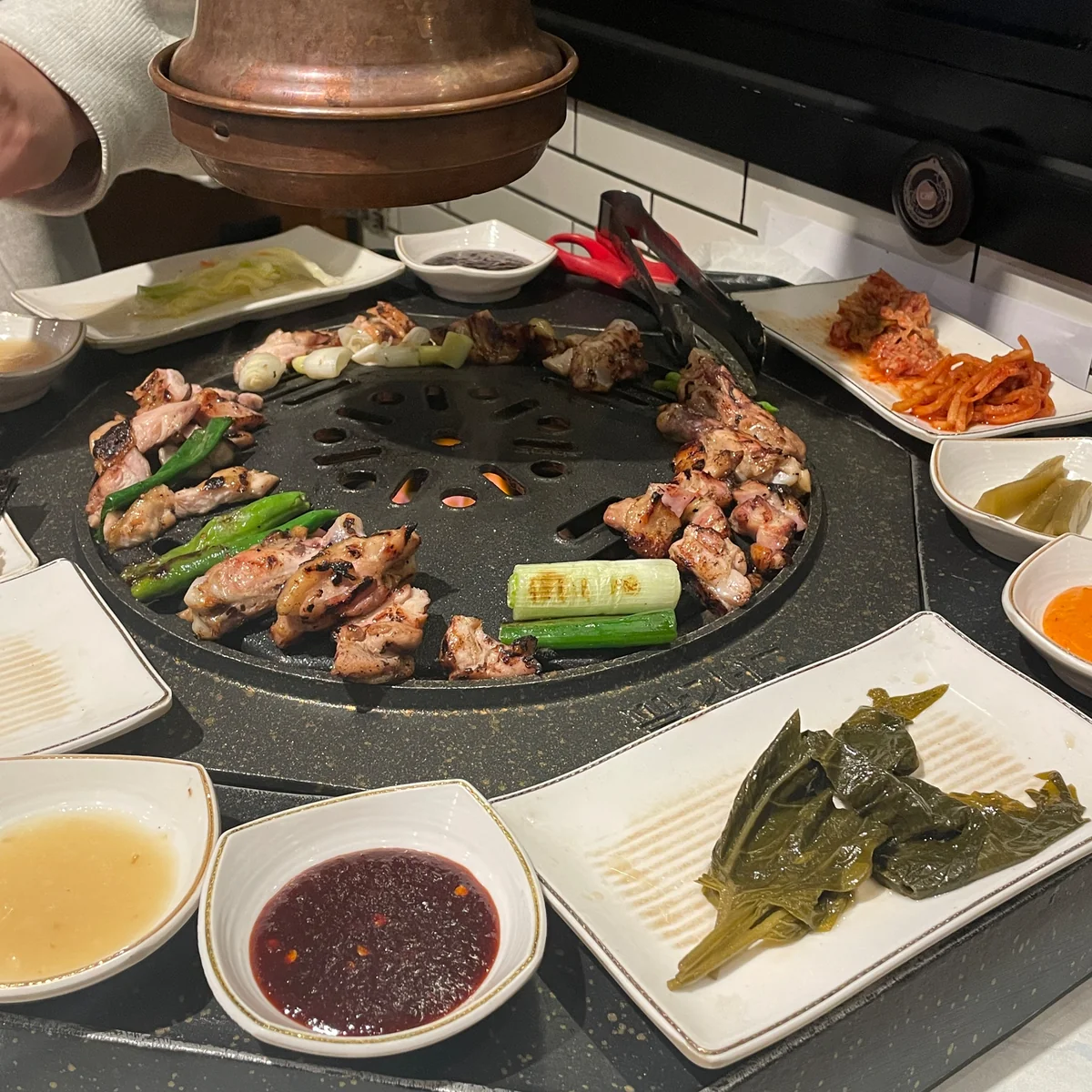 顾客在 "Palgakdo "品尝美味佳肴