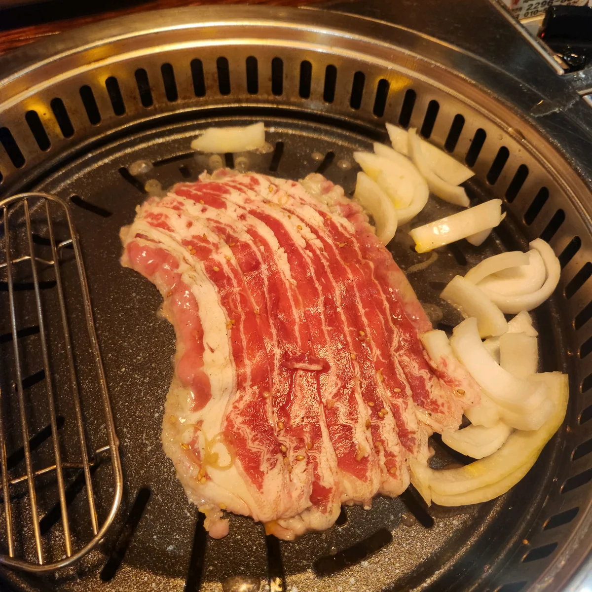 在承南楼服务的友好工作人员