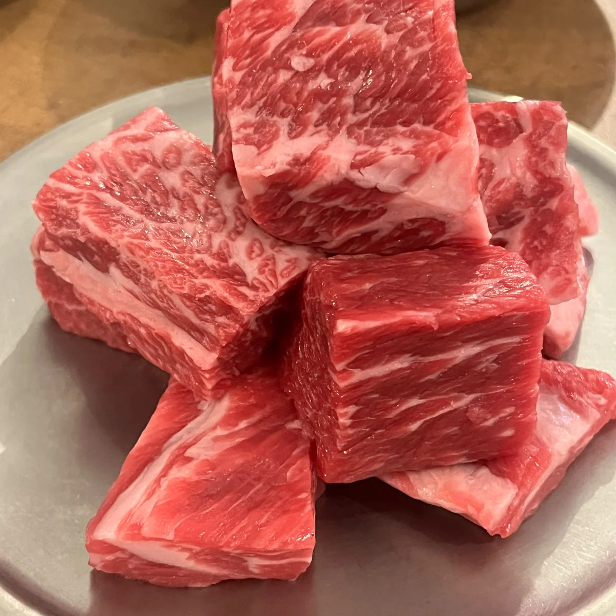 一位顾客在荞麦面馆品尝鲜嫩的猪肉