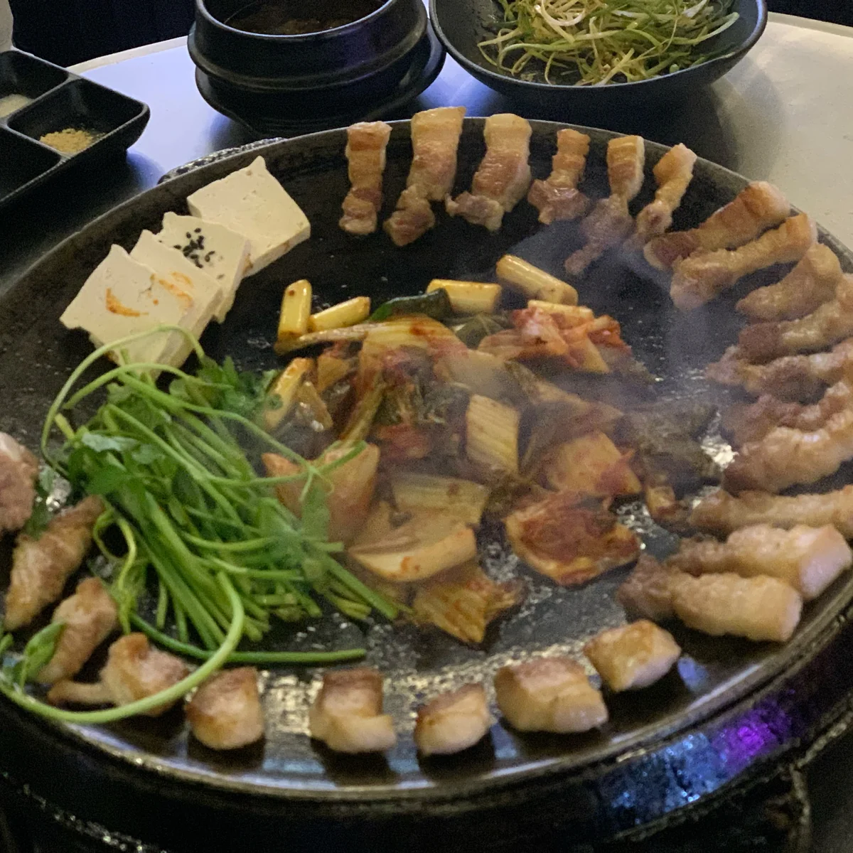 工作人员精心准备索顿猪肚 (솥돈)
