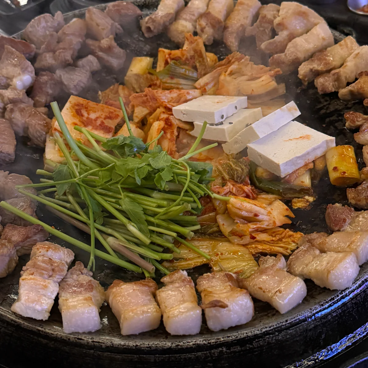 在 Sotdon (솥돈) 享用的烤肉、蒸蛋和高脚杯