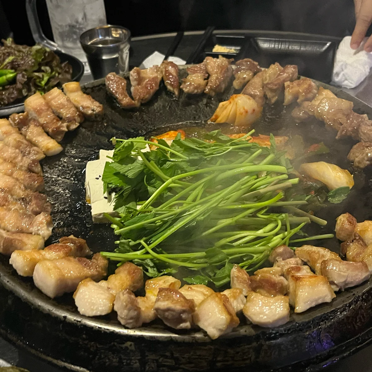 索顿美味的猪肚和猪颈烧烤 (솥돈)