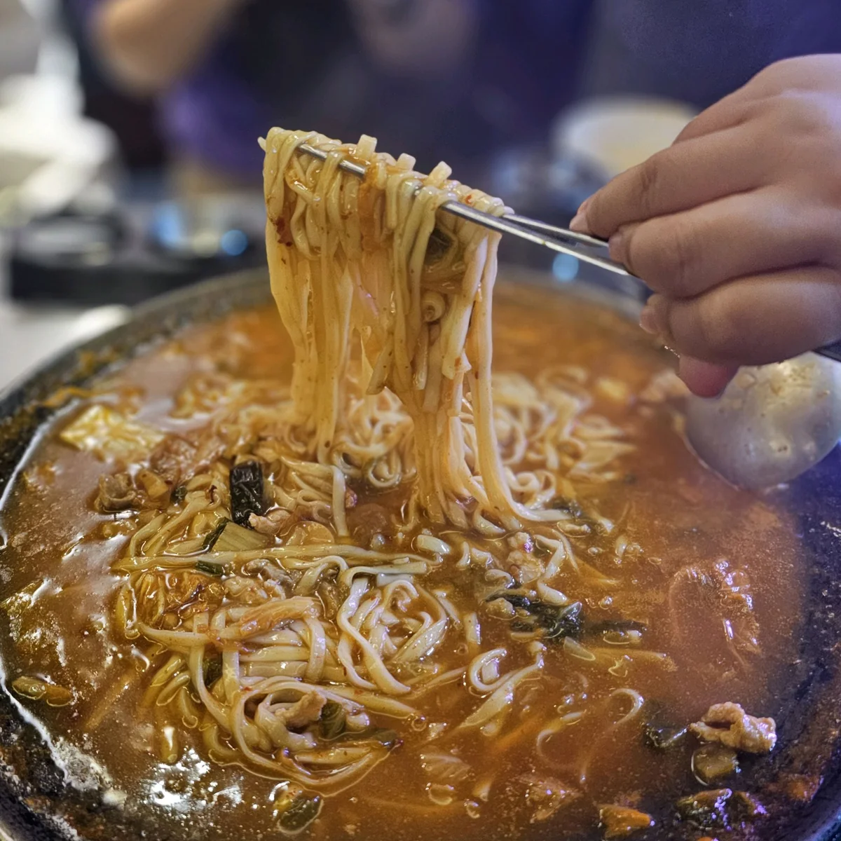 索顿的新鲜猪肉和生腌蟹 (솥돈)