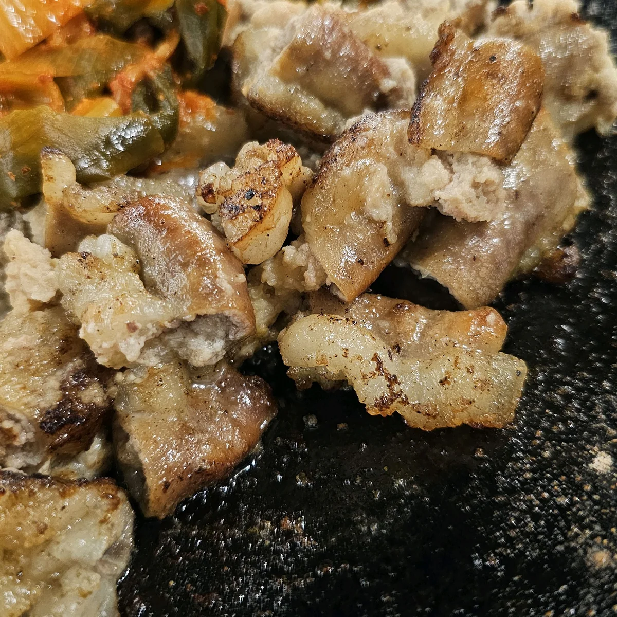 在元祖五坊品尝绿豆煎饼的顾客笑容满面