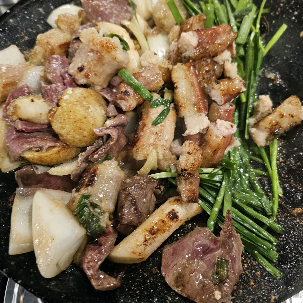 一位客人在元祖五坊品尝美味的绿豆煎饼