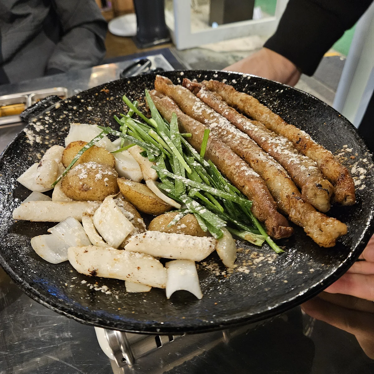 元祖五坊的员工为您奉上刚出锅的绿豆煎饼