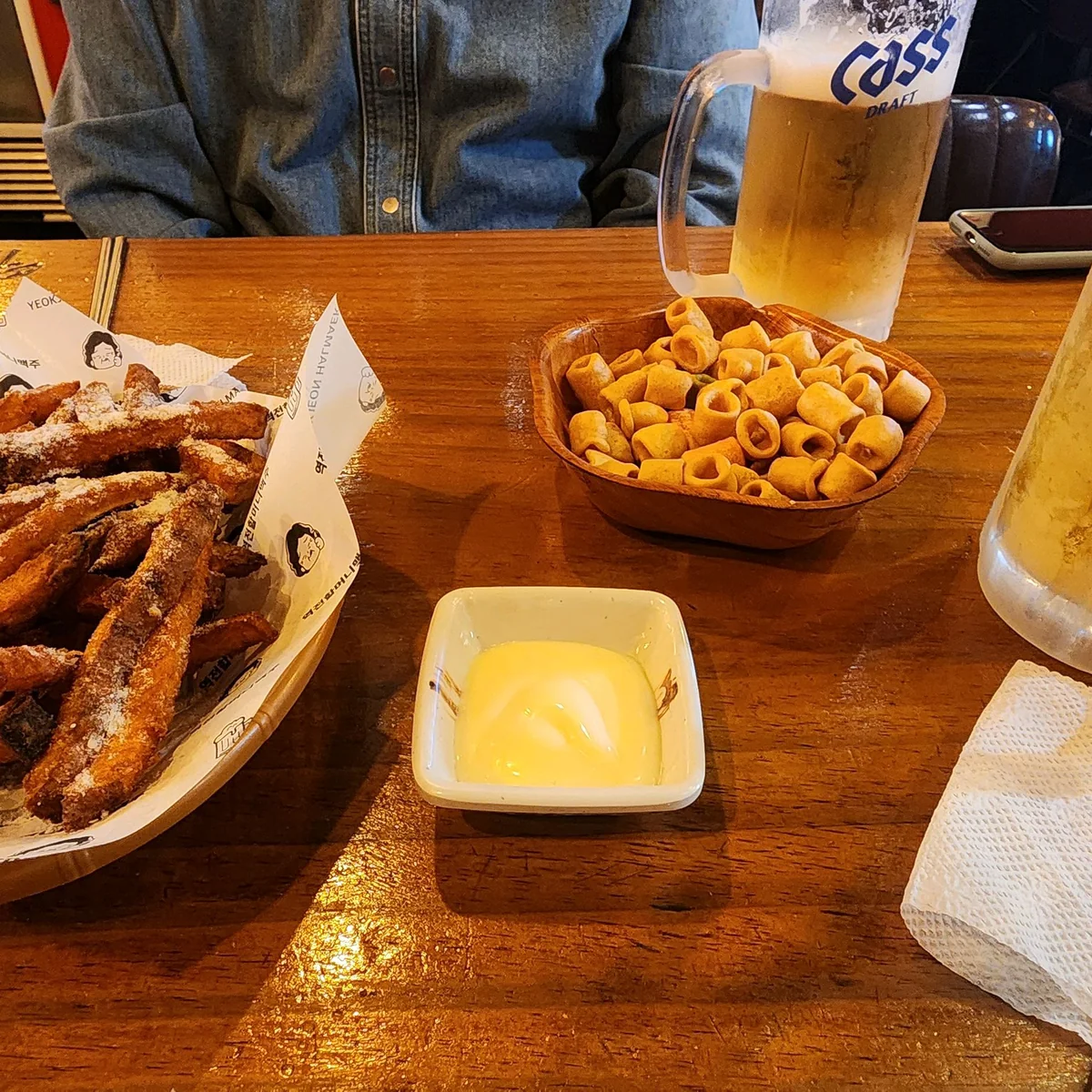 Customer enjoying beer and fried chicken at Yeokjeon Beer